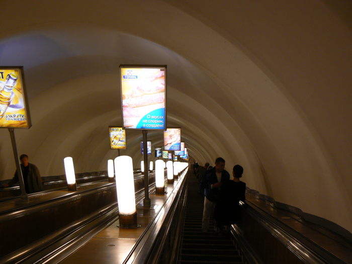 — Escalator dans le métro — Saint-Pétersbourg —
