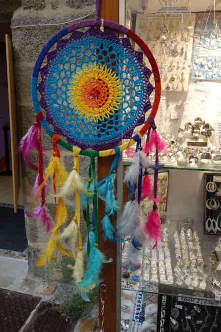 Dream-catcher en présentoir sur la rue - Concarneau