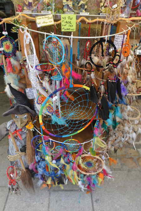 — Dream-catchers en présentoirs sur la rue - Concarneau