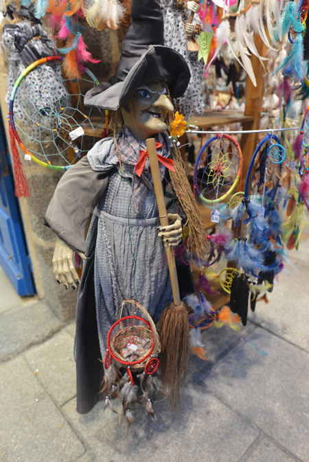 — Sorcière et Dream-catchers en présentoirs sur la rue - Concarneau —
