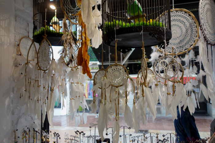 — "Dream-catchers" en vitrine vue depuis l'intérieur d'une boutique - Saint-Jean-de-Luz —