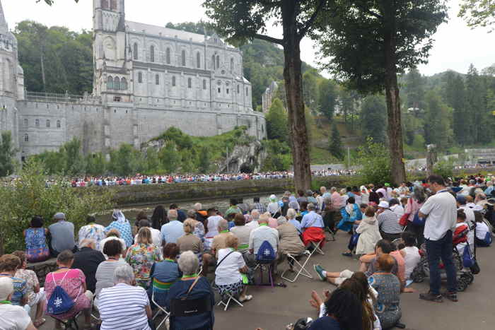 Basiliques Notre-Dame-du-Rosaire et de l'Immaculée-Conception vues depuis les berges du Gave de Pau — Lourdes