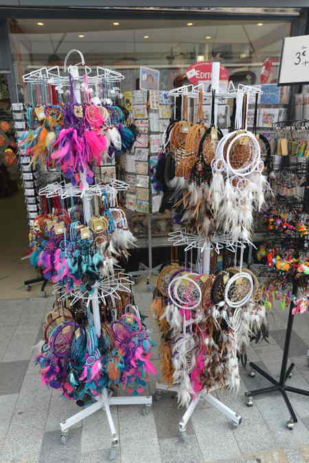 "Dream-catchers" en présentoir sur la rue - Noirmoutier