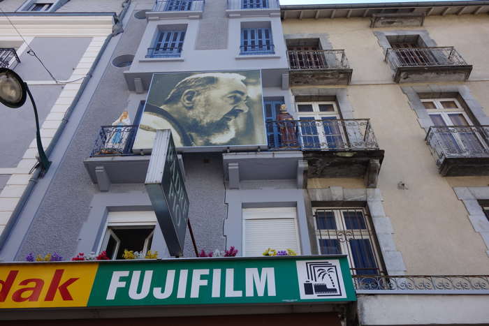 — Statues de Vierge et du Padre Pio encadrant le portrait du religieux — Lourdes —