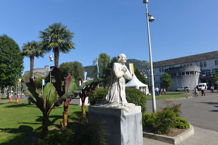 Statue du Curé d'Ars sur l'esplanade du sanctuaire — Lourdes