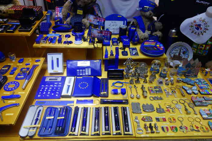 Accessoires et gadgets UE exposés dans une boutique - Bruxelles