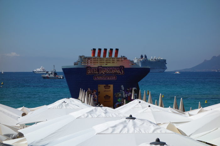 "Hotel Transylvania 3"  "A monster vacation"  — Maquette promotionnelle "Hotel Transylvania 3" vue depuis le Boulevard de la Croisette — Cannes —