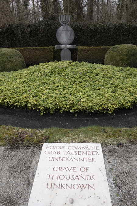 — Fosse commune -   — Camp de concentration/extermination de Dachau — Dachau (D) —