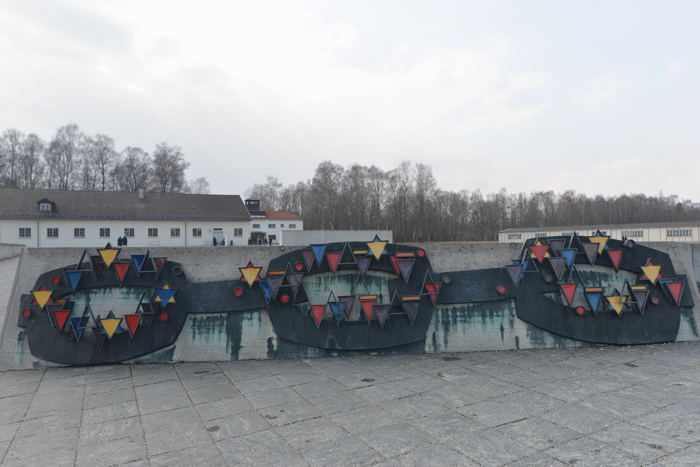 Monument international représentant, sur une chaîne,   les insignes que les nazis utilisaient pour marquer les prisonniers