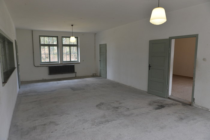 — Salle de contrôle des détenus dans le grand crématorium de Dachau —  — Camp de concentration/extermination de Dachau — Dachau (D) —