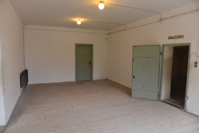 — Salle de déshabillage dans le grand crématorium de Dachau —  — Camp de concentration/extermination de Dachau — Dachau (D) —