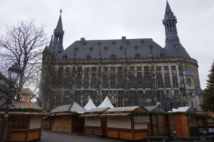 Marché de Noël devant l'Hôtel de ville — Aix-La-Chapelle