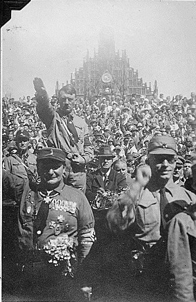 Hitler devant l'église Notre Dame à Nuremberg...