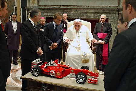 Jean Paul II et l'équipe  Ferrari