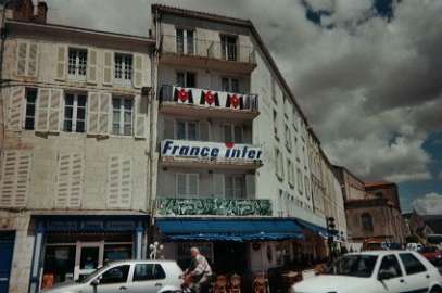 logo M6 sur un balcon