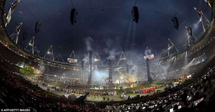 Pyramides iluminant le stade  lors des jeux Olympiques de Londres en 2012