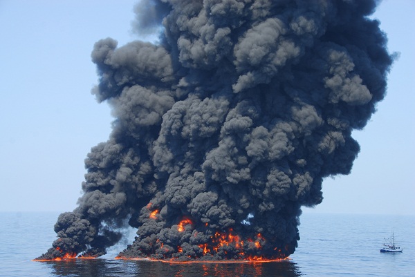 Plate-forme Deep-water Horizon en feu