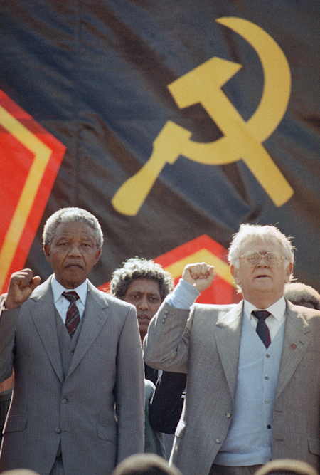 Nelson Mandela serrant le poing parmi ses camarades...