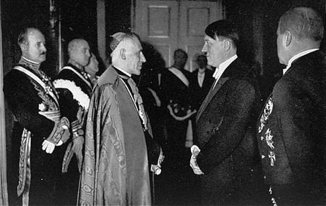 Hitler avec un représentant du pape Pie XII