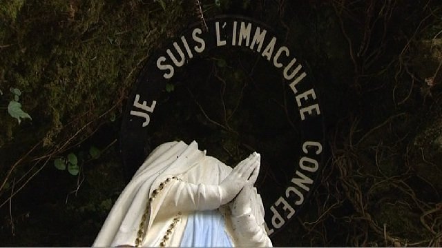 Décapitation d'une statue de la Vierge sur le site de Notre-Dame-de-Lourdes, à Plouay. Novembre 2013