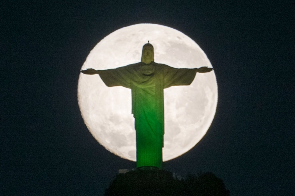 Statue du Christ Rédempteur à Rio sur fond de pleine lune