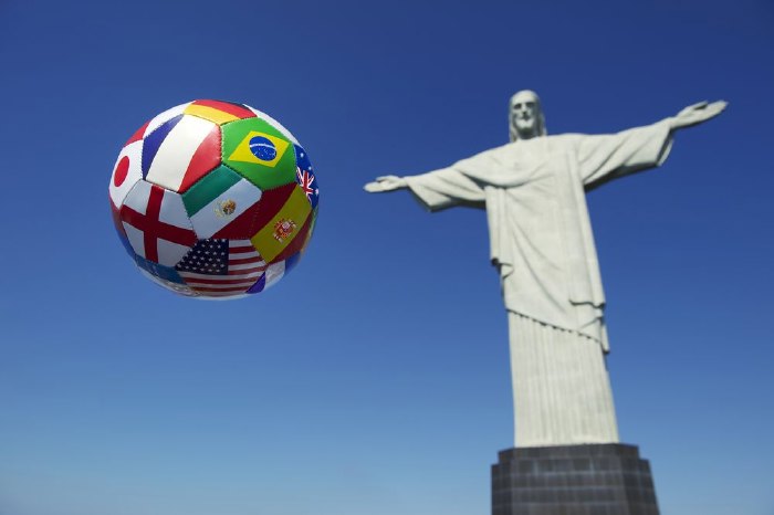Ballon de Foot-Baal et Statue du Christ Rédempteur à Rio