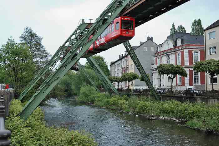 Une rame du Schwebebahn suspendu à un monorail au-dessus de la rivière Wupper à Wüppertal.