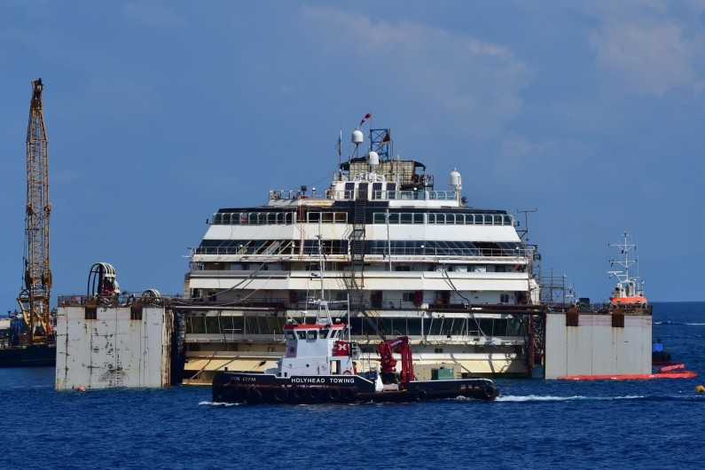 Le Costa Concordia maintenu à flots à proximité de l'île italienne du Giglio, le 13 juillet 2014