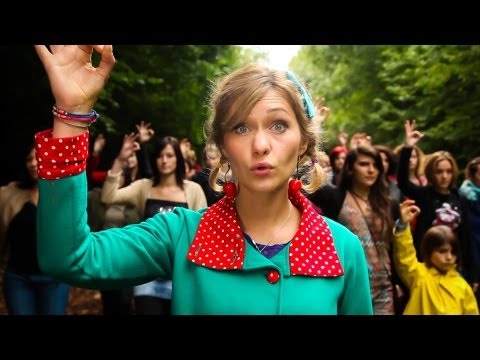 Giedre affichant le double signal du OK/666