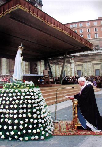 Jean paul II à genoux devant une statue de "Notre Dame de Fatima"