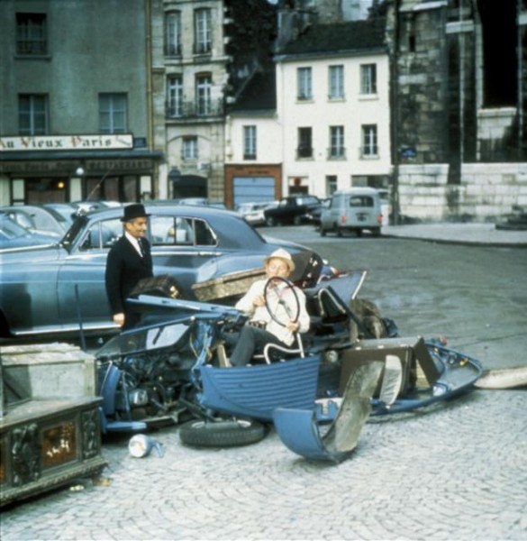 "Qu'est ce qu'y a, qu'est ce qu'y a.. oh ben, elle va marcher beaucoup moins bien ! Forcément… "  lance Bourvil, dépité, au volant de sa 2CV broyée par une Rolls-Royce. Film "Le Corniaud" (1964)