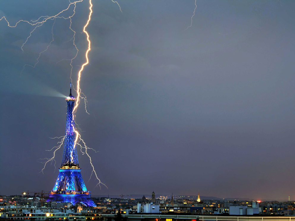 Foudre frappant la tour Eiffel aux couleurs de l'Europe