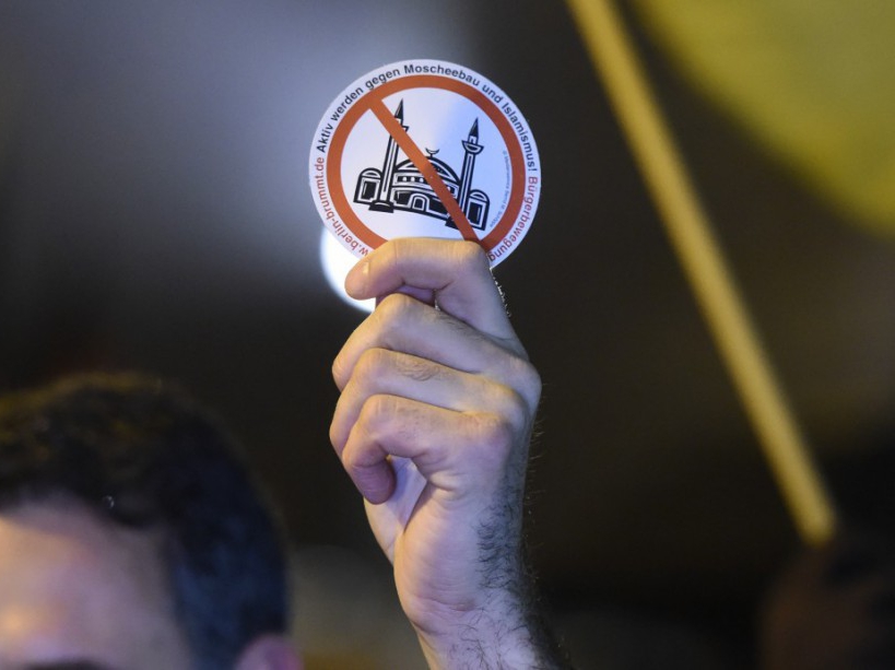 Un autocollant contre les mosquées brandi par un manifestant. (AFP PHOTO / ODD ANDERSEN)