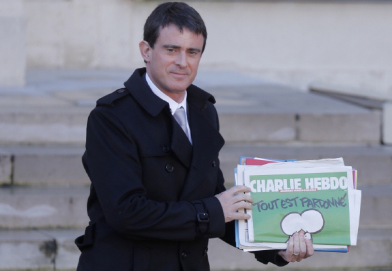 Manuel Valls a son exemplaire Manuel Valls à la sortie du Conseil des Ministres, à l'Elysée.