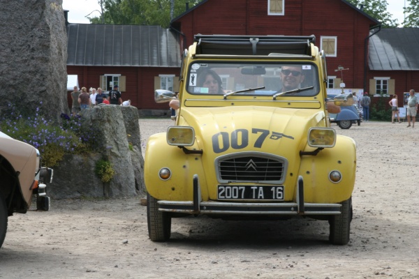 — 2 CV "James Bond 007 - "Rien que pour vos yeux (For Your Eyes Only)" — 26 Juillet 2007 — Rencontre mondiale à Borlänge / Suède