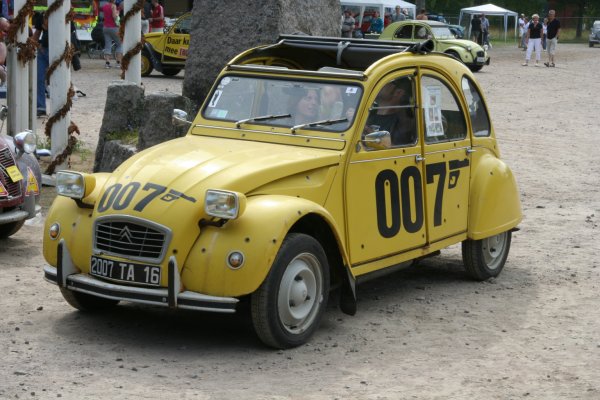 — 2 CV "James Bond 007 - "Rien que pour vos yeux (For Your Eyes Only)" — 26 Juillet 2007 — Rencontre mondiale à Borlänge / Suède