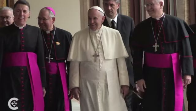 Le pape François Ier bien entouré...