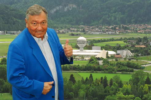 — Photomontage avec E. Von Daniken et le JungFrau Park en arrière plan - Interlaken (CH) —