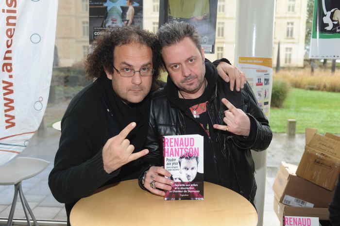Renaud Hantson (Groupe Français Satan Jokers) à droite   et le docteur Laurent Karila à gauche présentant le livre "poudre aux yeux"
