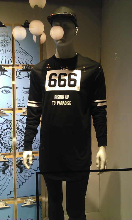 "Rising up to Paradise" ou "Elévation vers le Paradis"  666 pleine face!...
