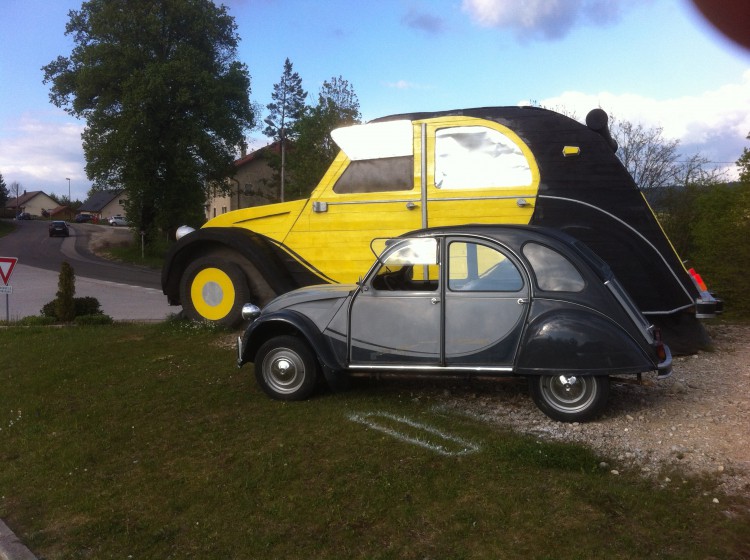 — 2 CV Citroën devant sa réplique — Viry —
