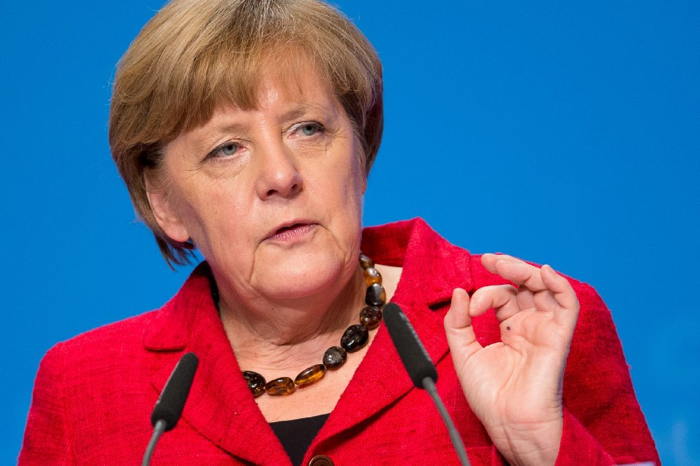 "Maman" Merkel flashant le 666 digital