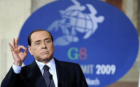 S. Berlusconi fashant le signal digital 666 lors du G8 à Aquila