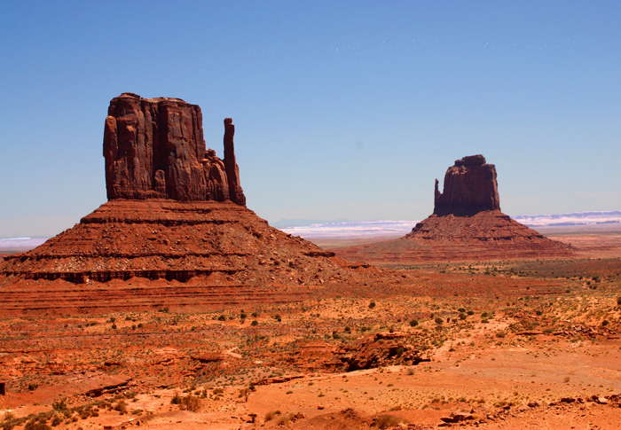 La West Mitten Butte (à gauche) et l'East Mitten Butte (à droite) (Monument Valley, Arizona, U.S.A.)