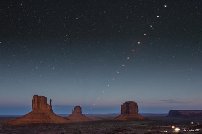 Eclipse lunaire sur les Mittens et Merrick Butte dans la Monument Valley.