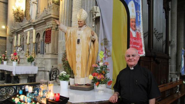 Statue du pape Jean-Paul II  Sainte-Anne-d'Auray. Vingt ans après, ils célèbrent la venue du pape