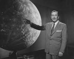 Walt Disney pointant sur la lune 