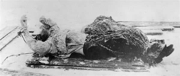Le cadavre de Raspoutine, tel qu'il fut repêché dans la Neva, le 30 décembre 1916