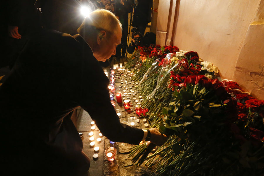 L'hommage de Vladimir Poutine aux victimes de l'attentat de Saint-Pétersbourg