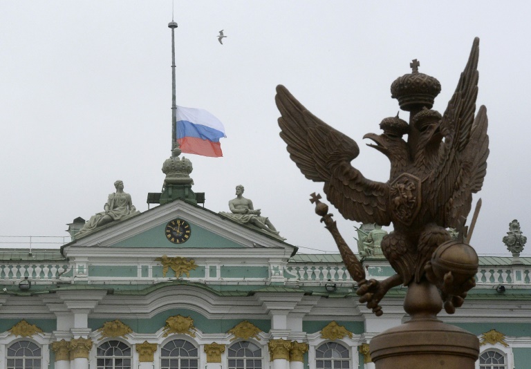 Le drapeau russe en berne au musée de l'Ermitage, le 4 avril 2017 à Saint-Pétersbourg (Olga MALTSEVA / AFP)